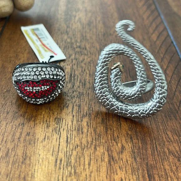 2 ring New York & Co red lips size 9 and silver tone snake 🐍 size 9 - Picture 5 of 9